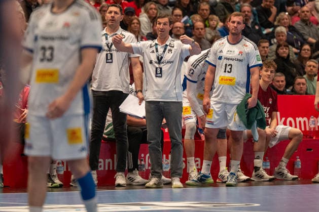 26.03.2026, xdobgx, Handball Daikin HBL, Handball Verein Hamburg - Bergischer HC v.l. Torsten Jansen (HSV Hamburg, Head Coach) gibt Anweisungen, gestikuliert mit den Armen, gesticulate, gives instructions