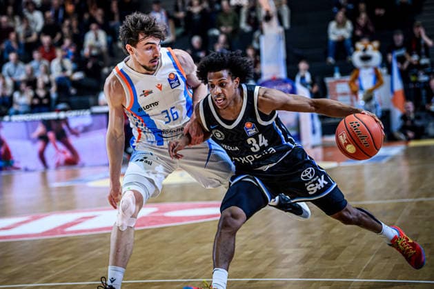 easycredit BBL Basketball Bundesliga 2025 2026 Nachholspiel 5. Spieltag 26.03.2026 Science City Jena vs Veolia Towers Hamburg v.re. am Ball Ross Williams (Hamburg) gegen Kristofer Krause (Jena) Sparkassen Arena