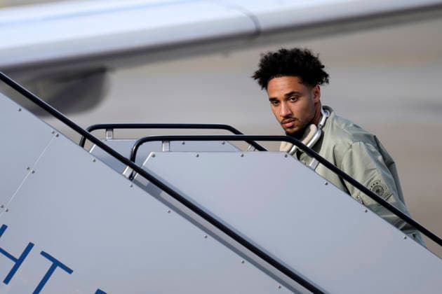 Fußballspieler Kevin Schade steigt in den Flieger am Flughafen Nürnberg vor dem Abflug der Nationalmannschaft zum Länderspiel in der Schweiz (Basel). In der Schweiz steht das erste Spiel des WM-Jahres an. Nürnberg, 26.03.2026 Bayern Deutschland Copyright: xDwixAnoraganingrumx