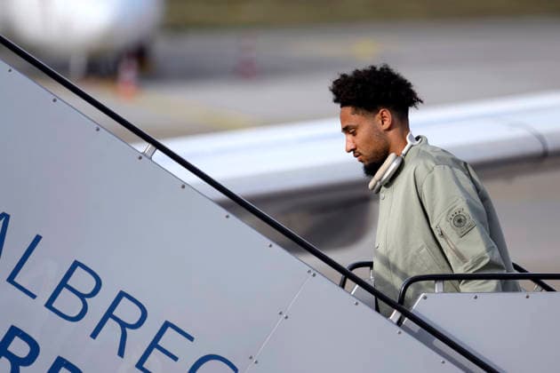 Fußballspieler Kevin Schade steigt in den Flieger am Flughafen Nürnberg vor dem Abflug der Nationalmannschaft zum Länderspiel in der Schweiz (Basel). In der Schweiz steht das erste Spiel des WM-Jahres an. Nürnberg, 26.03.2026 Bayern Deutschland Copyright: xDwixAnoraganingrumx