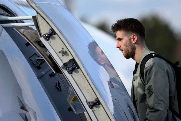 Fußballspieler Anton Stach steigt in den Flieger am Flughafen Nürnberg vor dem Abflug der Nationalmannschaft zum Länderspiel in der Schweiz (Basel). In der Schweiz steht das erste Spiel des WM-Jahres an. Nürnberg, 26.03.2026 Bayern Deutschland Copyright: xDwixAnoraganingrumx