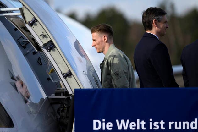 Fußballspieler Chris Führich steigt in den Flieger am Flughafen Nürnberg vor dem Abflug der Nationalmannschaft zum Länderspiel in der Schweiz (Basel). In der Schweiz steht das erste Spiel des WM-Jahres an. Nürnberg, 26.03.2026 Bayern Deutschland Copyright: xDwixAnoraganingrumx