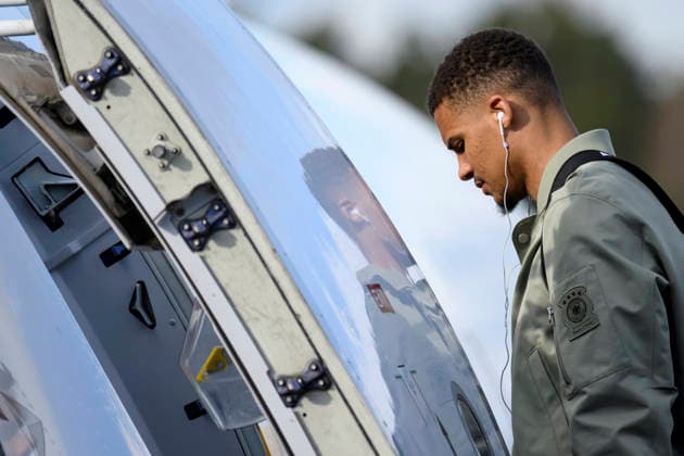 Fußballspieler Malick Thiaw steigt in den Flieger am Flughafen Nürnberg vor dem Abflug der Nationalmannschaft zum Länderspiel in der Schweiz (Basel). In der Schweiz steht das erste Spiel des WM-Jahres an. Nürnberg, 26.03.2026 Bayern Deutschland Copyright: xDwixAnoraganingrumx