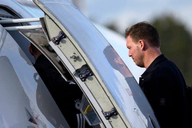 Fußballtrainer Julian Nagelsmann steigt in den Flieger am Flughafen Nürnberg vor dem Abflug der Nationalmannschaft zum Länderspiel in der Schweiz (Basel). In der Schweiz steht das erste Spiel des WM-Jahres an. Nürnberg, 26.03.2026 Bayern Deutschland Copyright: xDwixAnoraganingrumx