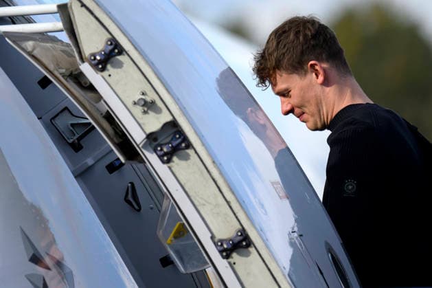 Fußballtorwart Alexander Nübel steigt in den Flieger am Flughafen Nürnberg vor dem Abflug der Nationalmannschaft zum Länderspiel in der Schweiz (Basel). In der Schweiz steht das erste Spiel des WM-Jahres an. Nürnberg, 26.03.2026 Bayern Deutschland Copyright: xDwixAnoraganingrumx
