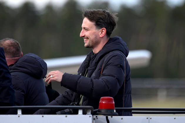 DFB-Teamfotograf Philipp Reinhard steigt in den Flieger am Flughafen Nürnberg vor dem Abflug der Nationalmannschaft zum Länderspiel in der Schweiz (Basel). In der Schweiz steht das erste Spiel des WM-Jahres an. Nürnberg, 26.03.2026 Bayern Deutschland Copyright: xDwixAnoraganingrumx