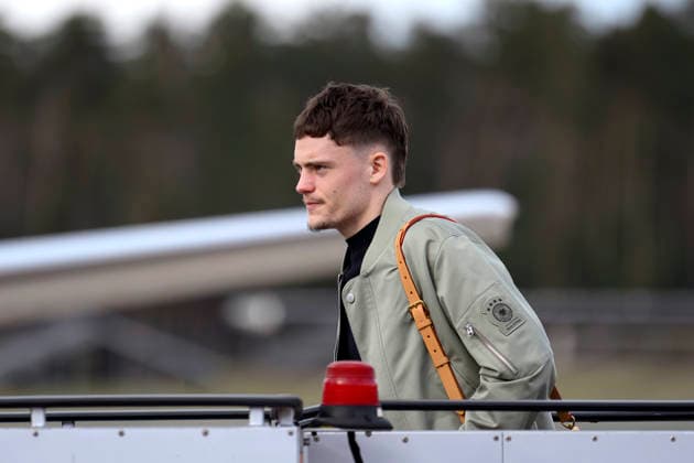 Fußballspieler Florian Wirtz steigt in den Flieger am Flughafen Nürnberg vor dem Abflug der Nationalmannschaft zum Länderspiel in der Schweiz (Basel). In der Schweiz steht das erste Spiel des WM-Jahres an. Nürnberg, 26.03.2026 Bayern Deutschland Copyright: xDwixAnoraganingrumx