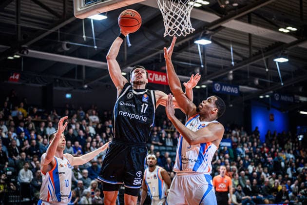 easycredit BBL Basketball Bundesliga 2025 2026 Nachholspiel 5. Spieltag 26.03.2026 Science City Jena vs Veolia Towers Hamburg v.li. Niklas Wimberg (Hamburg) beim Korbleger gegen William McNair Jr (Jena) Sparkassen Arena