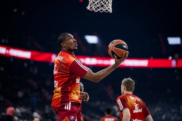 MUNICH, GERMANY - MARCH 26: David McCormack (FC Bayern Muenchen, 33) during warm up before the Turkish Airlines EuroLeague match between FC Bayern Muenchen vs. LDLC ASVEL Villeurbanne at SAP Garden on round 34 of Turkish Airlines EuroLeague on March 26, 2025 in Munich, Germany. Bavaria Germany Copyright: xSteffiexWunderlx
