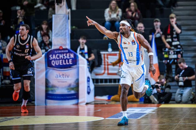 easycredit BBL Basketball Bundesliga 2025 2026 Nachholspiel 5. Spieltag 26.03.2026 Science City Jena vs Veolia Towers Hamburg Keith Braxton (Jena) zeigt die Richtung an Sparkassen Arena