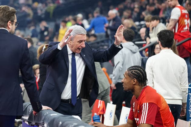 Svetislav Pesic (FC Bayern Basketball, Chef-Trainer) gestikuliert, erklaert mit David McCormack (FC Bayern Basketball, 33), GER, FC Bayern Basketball vs. LDLC ASVEL Villeurbanne, Basketball, Euroleague, 34. Spieltag, Saison 2025 2026, 26.03.2026, GER, FC Bayern Basketball vs. LDLC ASVEL Villeurbanne, Basketball, Euroleague, 34. Spieltag, Saison 2025 2026, 26.03.2026 Muenchen Copyright: xEibner-Pressefoto JennixMaulx EP_JML
