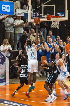 GER, easy-Credit Basketball-Bundesliga, Science City Jena - Veolia Towers Hamburg. 26.03.2026, Sparkassen Arena, Jena, GER, easy-Credit Basketball-Bundesliga, Science City Jena - Veolia Towers Hamburg. Keith Braxton Jr. (Science City Jena, 13) Â Foto Alexander Trienitz Jena Sparkassen Arena Thueringen Deutschland