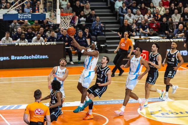 GER, easy-Credit Basketball-Bundesliga, Science City Jena - Veolia Towers Hamburg. 26.03.2026, Sparkassen Arena, Jena, GER, easy-Credit Basketball-Bundesliga, Science City Jena - Veolia Towers Hamburg. Keith Braxton Jr. (Science City Jena, 13) Â Foto Alexander Trienitz Jena Sparkassen Arena Thueringen Deutschland