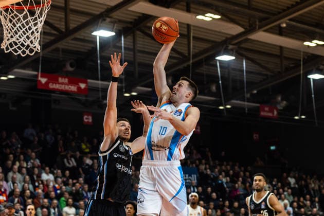 GER, easy-Credit Basketball-Bundesliga, Science City Jena - Veolia Towers Hamburg. 26.03.2026, Sparkassen Arena, Jena, GER, easy-Credit Basketball-Bundesliga, Science City Jena - Veolia Towers Hamburg. Joe Wieskamp (Science City Jena, 10) mit einem Dunk Â Foto Alexander Trienitz Jena Sparkassen Arena Thueringen Deutschland