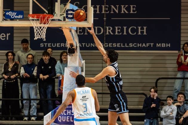GER, easy-Credit Basketball-Bundesliga, Science City Jena - Veolia Towers Hamburg. 26.03.2026, Sparkassen Arena, Jena, GER, easy-Credit Basketball-Bundesliga, Science City Jena - Veolia Towers Hamburg. Benedikt Turudic (Veolia Towers Hamburg, 44), William McNair Jr. (Science City Jena 3) Â Foto Alexander Trienitz Jena Sparkassen Arena Thueringen Deutschland