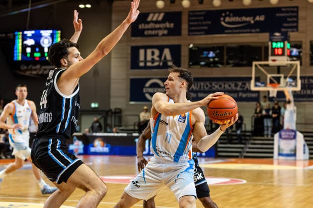 GER, easy-Credit Basketball-Bundesliga, Science City Jena - Veolia Towers Hamburg. 26.03.2026, Sparkassen Arena, Jena, GER, easy-Credit Basketball-Bundesliga, Science City Jena - Veolia Towers Hamburg. Seikou Sisoho Jawara (Science City Jena, 11), Benedikt Turudic (Veolia Towers Hamburg, 44) Â Foto Alexander Trienitz Jena Sparkassen Arena Thueringen Deutschland