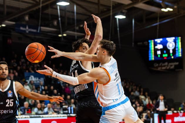 GER, easy-Credit Basketball-Bundesliga, Science City Jena - Veolia Towers Hamburg. 26.03.2026, Sparkassen Arena, Jena, GER, easy-Credit Basketball-Bundesliga, Science City Jena - Veolia Towers Hamburg. Seikou Sisoho Jawara (Science City Jena, 11), Benedikt Turudic (Veolia Towers Hamburg, 44) Â Foto Alexander Trienitz Jena Sparkassen Arena Thueringen Deutschland
