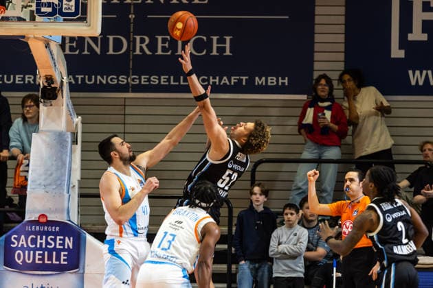 GER, easy-Credit Basketball-Bundesliga, Science City Jena - Veolia Towers Hamburg. 26.03.2026, Sparkassen Arena, Jena, GER, easy-Credit Basketball-Bundesliga, Science City Jena - Veolia Towers Hamburg. Zacharie Perrin (Veolia Towers Hamburg, 52), Alex Herrera (Science City Jena, 41) Â Foto Alexander Trienitz Jena Sparkassen Arena Thueringen Deutschland