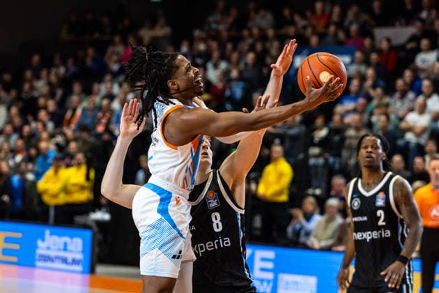 GER, easy-Credit Basketball-Bundesliga, Science City Jena - Veolia Towers Hamburg. 26.03.2026, Sparkassen Arena, Jena, GER, easy-Credit Basketball-Bundesliga, Science City Jena - Veolia Towers Hamburg. Uchenna Iroegbu (Science City Jena 1), Jared Grey (Veolia Towers Hamburg, 8) Â Foto Alexander Trienitz Jena Sparkassen Arena Thueringen Deutschland