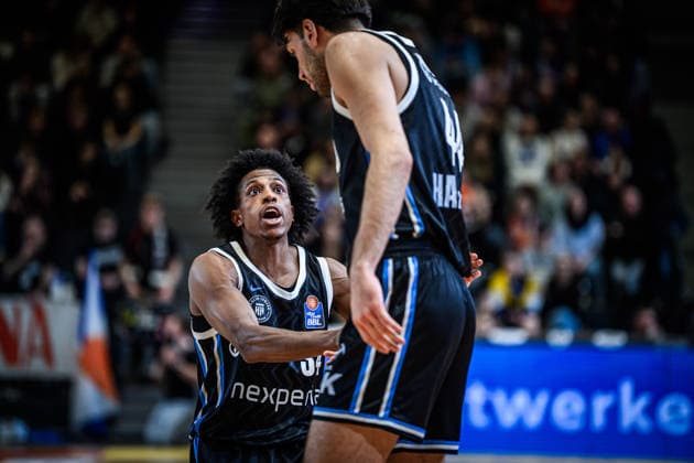 easycredit BBL Basketball Bundesliga 2025 2026 Nachholspiel 5. Spieltag 26.03.2026 Science City Jena vs Veolia Towers Hamburg v.li. im Austausch Ross WIlliams mit Mitspieler Benedikt Turudic (beide Hamburg) Sparkassen Arena