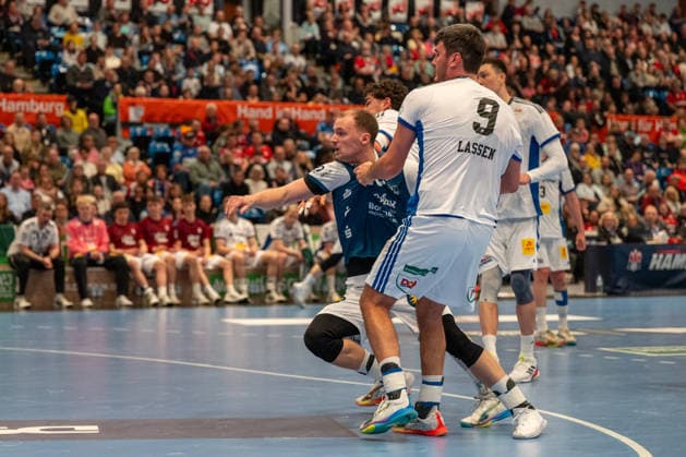 26.03.2026, xdobgx, Handball Daikin HBL, Handball Verein Hamburg - Bergischer HC v.l. Fynn Hangstein (Bergischer HC, 10) holt Siebenmeter raus, Jacob Lassen (Handball Sport Verein Hamburg, 9)
