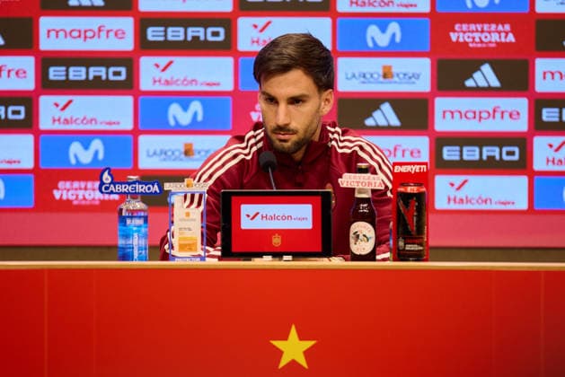 Spain press conference, PK, Pressekonferenz - International Friendly, Länderspiel, Nationalmannschaft March Spain v Serbia VILLARREAL, SPAIN - MARCH 26: Alex Baena of Spain national team, Nationalteam speaks to the media during the Spain Press Conference ahead of the International friendly match between Spain and Serbia at Estadio de la Ceramica on March 26, 2026 in Villarreal, Spain. (Photo by Jose Torres Photo Players Images Magara Press) Villarreal Estadio de la Ceramica Spain Copyright: xJosexTorresx