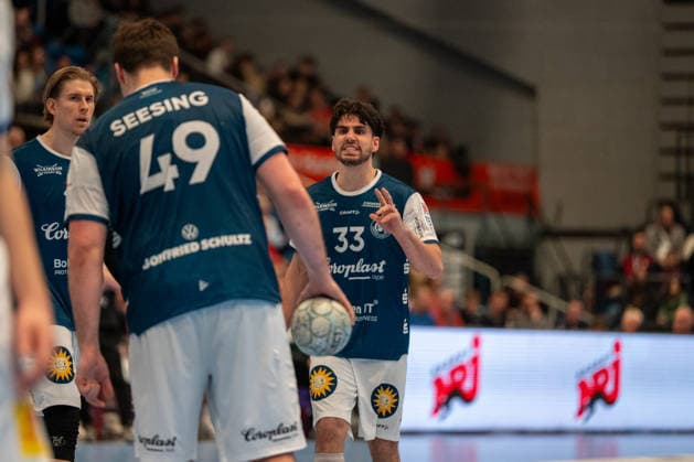 26.03.2026, xdobgx, Handball Daikin HBL, Handball Verein Hamburg - Bergischer HC v.l. Aron Seesing (Bergischer HC, 49), Eloy Morante Maldonado (Bergischer HC, 33) gibt Anweisungen, gestikuliert mit den Armen, gesticulate, gives instructions