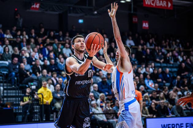 easycredit BBL Basketball Bundesliga 2025 2026 Nachholspiel 5. Spieltag 26.03.2026 Science City Jena vs Veolia Towers Hamburg v.li. beim Wurf Niklas Wimberg (Hamburg) gegen Joe Wieskamp (Jena) Sparkassen Arena