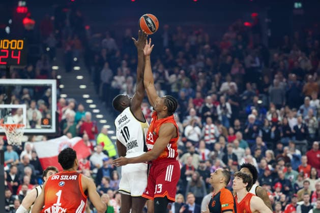 Tip Off, David McCormack (FC Bayern Basketball, 33) mit Bodian Massa (LDLC ASVEL Villeurbanne, 10), GER, FC Bayern Basketball vs. LDLC ASVEL Villeurbanne, Basketball, Euroleague, 34. Spieltag, Saison 2025 2026, 26.03.2026, GER, FC Bayern Basketball vs. LDLC ASVEL Villeurbanne, Basketball, Euroleague, 34. Spieltag, Saison 2025 2026, 26.03.2026 Muenchen Copyright: xEibner-Pressefoto JennixMaulx EP_JML