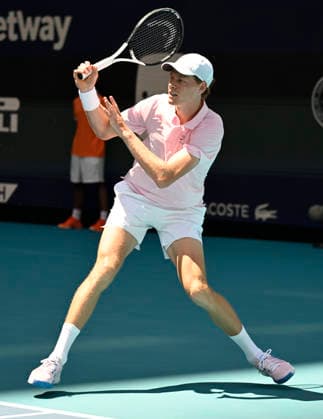 MIAMI GARDENS, FL - MARCH 26: Jannik Sinner of Italy, returns a shot to Frances Tiafoe of the United States in the men™s quarterfinal match of the Miami Open on March 26, 2026, Hard Rock Stadium in Miami Gardens, Florida. (Photo by Michele Eve Sandberg Icon Sportswire) TENNIS: MAR 26 Miami Open EDITORIAL USE ONLY Icon2603260514