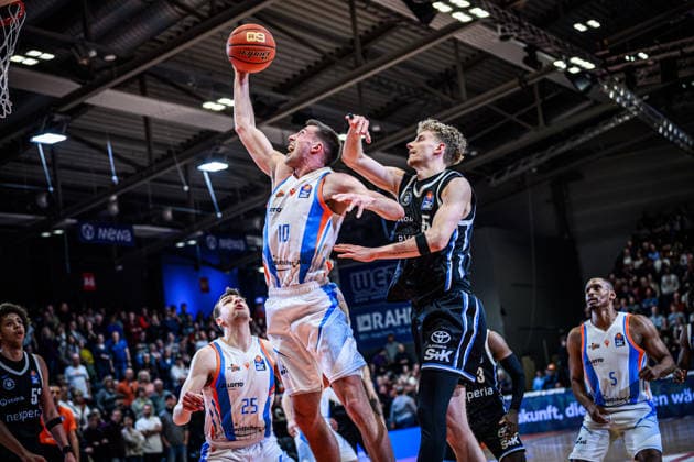 easycredit BBL Basketball Bundesliga 2025 2026 Nachholspiel 5. Spieltag 26.03.2026 Science City Jena vs Veolia Towers Hamburg v.li. Joe WIeskamp (Jena) im Duell gegen Zsombor Maronka (Hamburg) Sparkassen Arena
