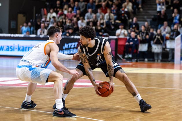 GER, easy-Credit Basketball-Bundesliga, Science City Jena - Veolia Towers Hamburg. 26.03.2026, Sparkassen Arena, Jena, GER, easy-Credit Basketball-Bundesliga, Science City Jena - Veolia Towers Hamburg. Devon Daniels IV (Veolia Towers Hamburg, 21), Seikou Sisoho Jawara (Science City Jena, 11) Â Foto Alexander Trienitz Jena Sparkassen Arena Thueringen Deutschland