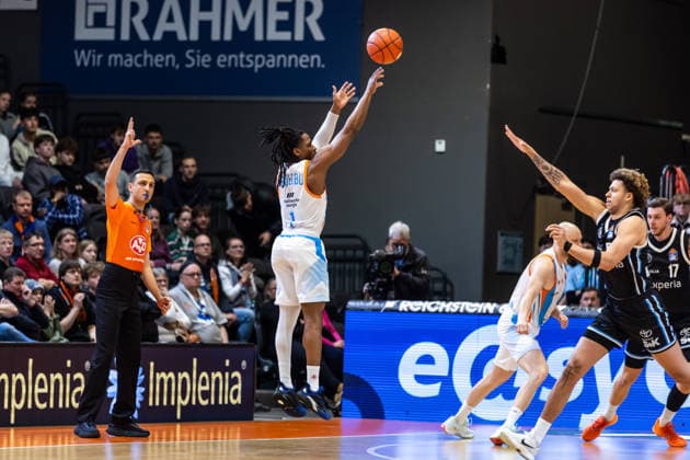 GER, easy-Credit Basketball-Bundesliga, Science City Jena - Veolia Towers Hamburg. 26.03.2026, Sparkassen Arena, Jena, GER, easy-Credit Basketball-Bundesliga, Science City Jena - Veolia Towers Hamburg. Uchenna Iroegbu (Science City Jena 1) Â Foto Alexander Trienitz Jena Sparkassen Arena Thueringen Deutschland