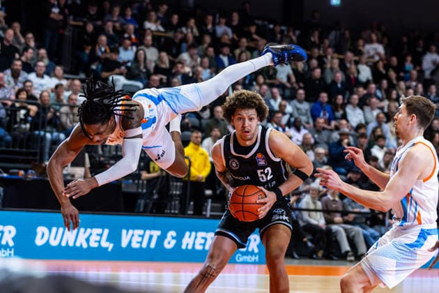 GER, easy-Credit Basketball-Bundesliga, Science City Jena - Veolia Towers Hamburg. 26.03.2026, Sparkassen Arena, Jena, GER, easy-Credit Basketball-Bundesliga, Science City Jena - Veolia Towers Hamburg. Uchenna Iroegbu (Science City Jena 1) fliegt über Zacharie Perrin (Veolia Towers Hamburg, 52) Â Foto Alexander Trienitz Jena Sparkassen Arena Thueringen Deutschland