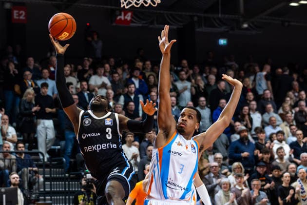 GER, easy-Credit Basketball-Bundesliga, Science City Jena - Veolia Towers Hamburg. 26.03.2026, Sparkassen Arena, Jena, GER, easy-Credit Basketball-Bundesliga, Science City Jena - Veolia Towers Hamburg. Osaro Rich Igbineweka (Veolia Towers Hamburg, 3), William McNair Jr. (Science City Jena 3) Â Foto Alexander Trienitz Jena Sparkassen Arena Thueringen Deutschland