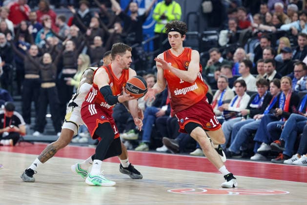 Andreas Obst (FC Bayern Basketball, 13) mit Ball mit Justinian Jessup (FC Bayern Basketball, 10), GER, FC Bayern Basketball vs. LDLC ASVEL Villeurbanne, Basketball, Euroleague, 34. Spieltag, Saison 2025 2026, 26.03.2026, GER, FC Bayern Basketball vs. LDLC ASVEL Villeurbanne, Basketball, Euroleague, 34. Spieltag, Saison 2025 2026, 26.03.2026 Muenchen Copyright: xEibner-Pressefoto JennixMaulx EP_JML