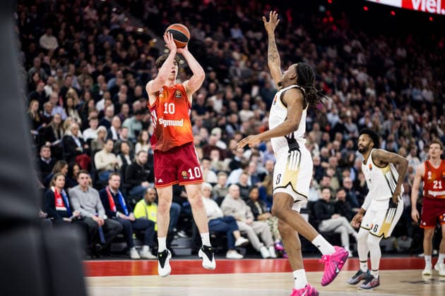 MUNICH, GERMANY - MARCH 26: Justinian Jessup (FC Bayern Muenchen, 10) shoots a three pointer over Melvin Ajinca (LDLC ASVEL Villeurbanne, 8) during the Turkish Airlines EuroLeague match between FC Bayern Muenchen vs. LDLC ASVEL Villeurbanne at SAP Garden on round 34 of Turkish Airlines EuroLeague on March 26, 2025 in Munich, Germany. Bavaria Germany Copyright: xSteffiexWunderlx