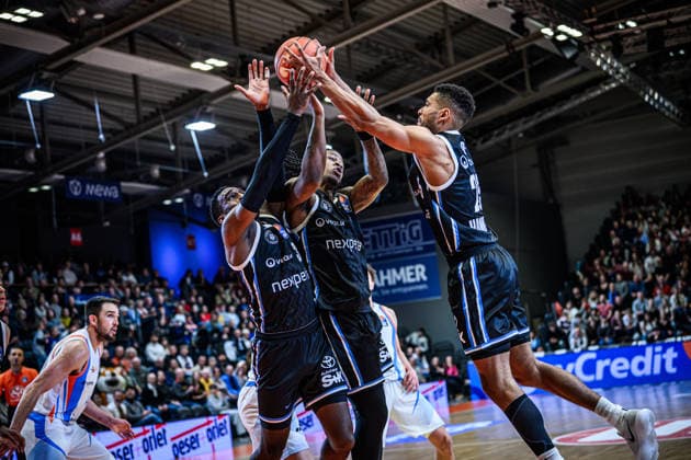 easycredit BBL Basketball Bundesliga 2025 2026 Nachholspiel 5. Spieltag 26.03.2026 Science City Jena vs Veolia Towers Hamburg Drei Spieler von Hamburg gehen gleichzeitig zum Rebound Sparkassen Arena