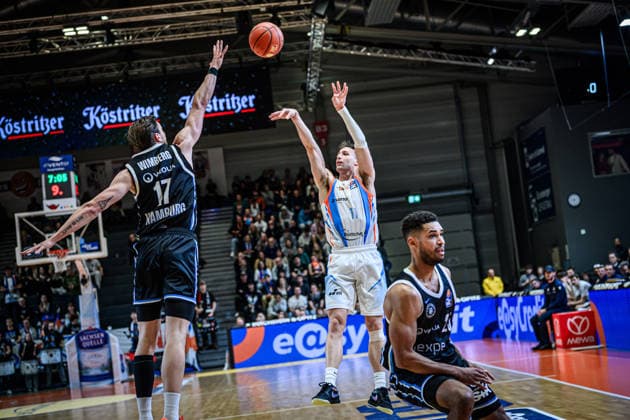 easycredit BBL Basketball Bundesliga 2025 2026 Nachholspiel 5. Spieltag 26.03.2026 Science City Jena vs Veolia Towers Hamburg Jack Pagenkopf (Jena) beim Wurf gegen Niklas Wimberg (Hamburg) Sparkassen Arena