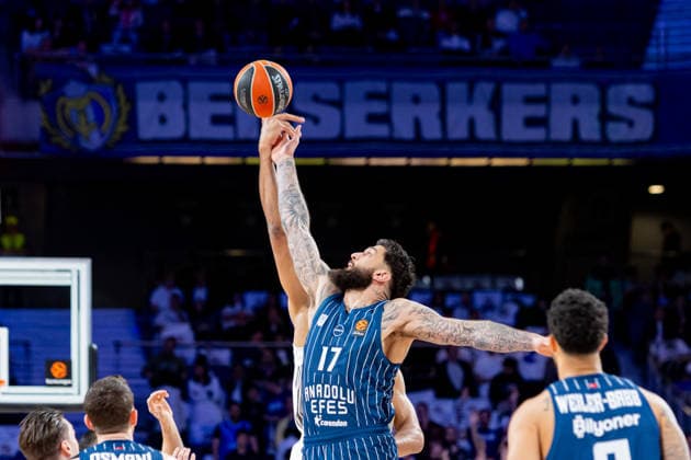 ESP: Real Madrid v Anadolu Efes Istanbul. Euroleague. Edy Tavares of Real Madrid and Vincent Poirier of Anadalu Efes during the Euroleague match, between Real Madrid and Anadolu Efes Istanbul played at Movistar Arena Stadium on March 26, 2026 in Madrid Spain Madrid Spain Basketball Copyright: xAlbaxPachecox xAgenciaxLOFx