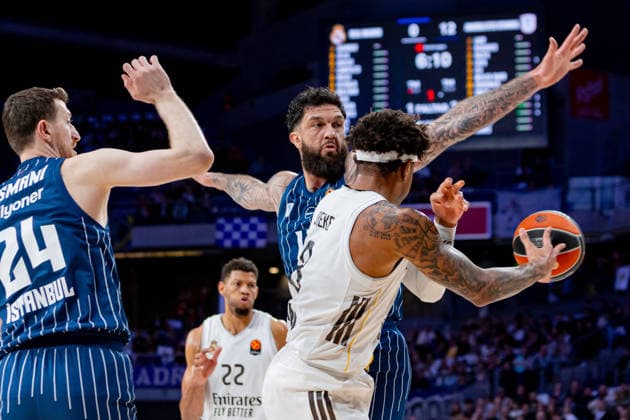 ESP: Real Madrid v Anadolu Efes Istanbul. Euroleague. Chuma Okeke of Real Madrid and Vincent Poirier of Anadalu Efes during the Euroleague match, between Real Madrid and Anadolu Efes Istanbul played at Movistar Arena Stadium on March 26, 2026 in Madrid Spain Madrid Spain Basketball Copyright: xAlbaxPachecox xAgenciaxLOFx