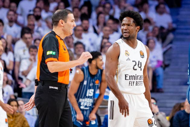ESP: Real Madrid v Anadolu Efes Istanbul. Euroleague. Andres Feliz of Real Madridand referee during the Euroleague match, between Real Madrid and Anadolu Efes Istanbul played at Movistar Arena Stadium on March 26, 2026 in Madrid Spain Madrid Spain Basketball Copyright: xAlbaxPachecox xAgenciaxLOFx