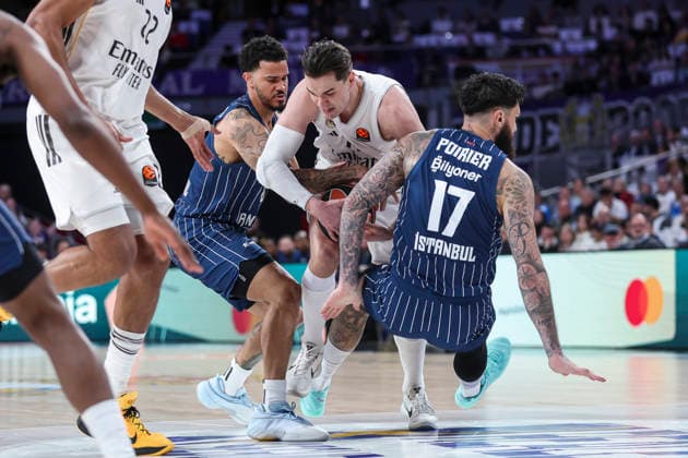 March 26, 2026, Madrid, Madrid, Spain: Nick Weiler-Babb of Anadolu Efes Istanbul, Mario Hezonja of Real Madrid and Vincent Poirier of Anadolu Efes Istanbul in action during the Turkish Airlines EuroLeague Regular Season Round 34 match between Real Madrid and Anadolu Efes Istambul at Movistar Arena, on March 26, 2026, in Madrid, Spain. Real Madrid V Anadolu Efes Istambul - Turkish Airlines EuroLeague  - ZUMAa181 20260326_zaa_a181_092 Copyright: xIrinaxR.xHipolitox