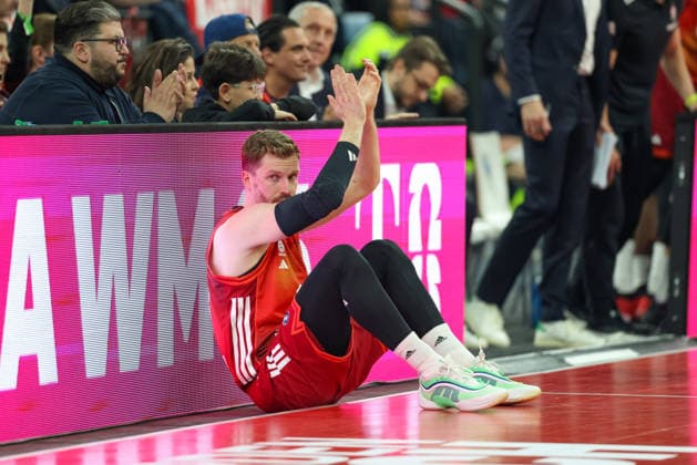 Andreas Obst (FC Bayern Basketball, 13) sitzt am Boden und applaudiert, GER, FC Bayern Basketball vs. LDLC ASVEL Villeurbanne, Basketball, Euroleague, 34. Spieltag, Saison 2025 2026, 26.03.2026, GER, FC Bayern Basketball vs. LDLC ASVEL Villeurbanne, Basketball, Euroleague, 34. Spieltag, Saison 2025 2026, 26.03.2026 Muenchen Copyright: xEibner-Pressefoto JennixMaulx EP_JML