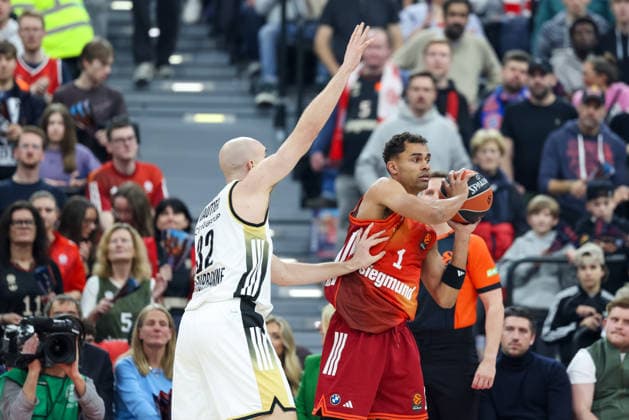 Oscar da Silva (FC Bayern Basketball, 01) mit Bastien Vautier (LDLC ASVEL Villeurbanne, 32), GER, FC Bayern Basketball vs. LDLC ASVEL Villeurbanne, Basketball, Euroleague, 34. Spieltag, Saison 2025 2026, 26.03.2026, GER, FC Bayern Basketball vs. LDLC ASVEL Villeurbanne, Basketball, Euroleague, 34. Spieltag, Saison 2025 2026, 26.03.2026 Muenchen Copyright: xEibner-Pressefoto JennixMaulx EP_JML