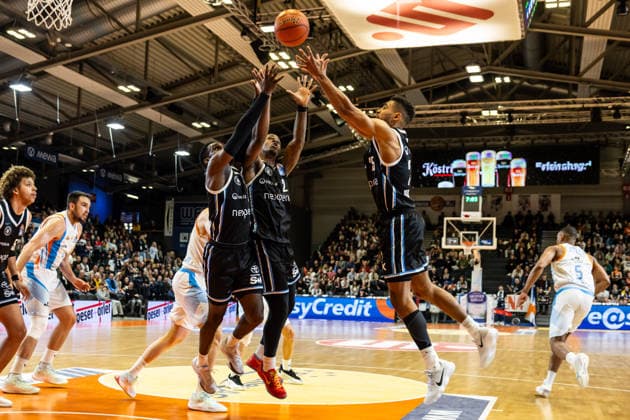 GER, easy-Credit Basketball-Bundesliga, Science City Jena - Veolia Towers Hamburg. 26.03.2026, Sparkassen Arena, Jena, GER, easy-Credit Basketball-Bundesliga, Science City Jena - Veolia Towers Hamburg. Leonard Thorpe Jr. (Veolia Towers Hamburg, 2) , Osaro Rich Igbineweka (Veolia Towers Hamburg, 3) und Kenneth Ogbe (Veolia Towers Hamburg, 25) im Kampf um den Ball  Foto Alexander Trienitz Jena Sparkassen Arena Thueringen Deutschland
