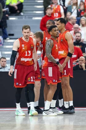 Andreas Obst (FC Bayern Basketball, 13) mit Niels Giffey (FC Bayern Basketball, 05) und David McCormack (FC Bayern Basketball, 33) mit Xavier Rathan-Mayes (FC Bayern Basketball, 04) und Oscar da Silva (FC Bayern Basketball, 01), GER, FC Bayern Basketball vs. LDLC ASVEL Villeurbanne, Basketball, Euroleague, 34. Spieltag, Saison 2025 2026, 26.03.2026, GER, FC Bayern Basketball vs. LDLC ASVEL Villeurbanne, Basketball, Euroleague, 34. Spieltag, Saison 2025 2026, 26.03.2026 Muenchen Copyright: xEibner-Pressefoto JennixMaulx EP_JML