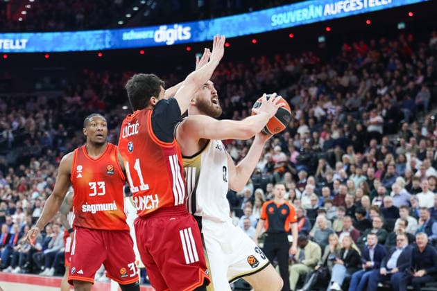 Bastien Vautier (LDLC ASVEL Villeurbanne, 32) mit Vladimir Lucic (FC Bayern Basketball, 11), mit David McCormack (FC Bayern Basketball, 33), GER, FC Bayern Basketball vs. LDLC ASVEL Villeurbanne, Basketball, Euroleague, 34. Spieltag, Saison 2025 2026, 26.03.2026, GER, FC Bayern Basketball vs. LDLC ASVEL Villeurbanne, Basketball, Euroleague, 34. Spieltag, Saison 2025 2026, 26.03.2026 Muenchen Copyright: xEibner-Pressefoto JennixMaulx EP_JML