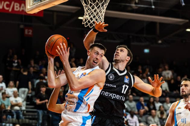 GER, easy-Credit Basketball-Bundesliga, Science City Jena - Veolia Towers Hamburg. 26.03.2026, Sparkassen Arena, Jena, GER, easy-Credit Basketball-Bundesliga, Science City Jena - Veolia Towers Hamburg. Joe Wieskamp (Science City Jena, 10), Niklas Wimberg (Veolia Towers Hamburg, 17) Â Foto Alexander Trienitz Jena Sparkassen Arena Thueringen Deutschland