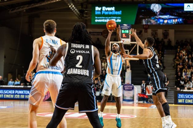 GER, easy-Credit Basketball-Bundesliga, Science City Jena - Veolia Towers Hamburg. 26.03.2026, Sparkassen Arena, Jena, GER, easy-Credit Basketball-Bundesliga, Science City Jena - Veolia Towers Hamburg. Keith Braxton Jr. (Science City Jena, 13) Â Foto Alexander Trienitz Jena Sparkassen Arena Thueringen Deutschland